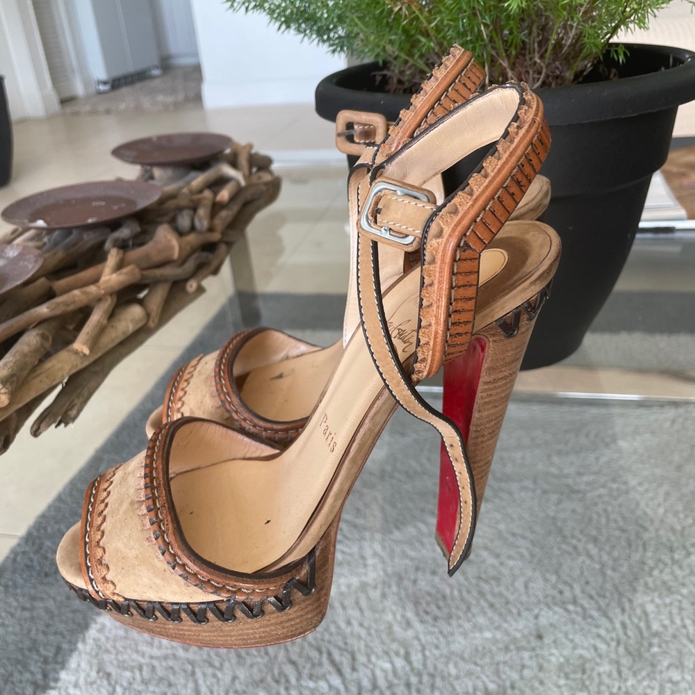 Beautiful Louboutin sandals, very comfortable!